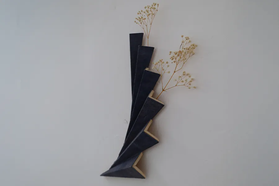 Florero modular Komorebi, dise&ntilde;ado por Carol Granciano con biomaterial Celium e inspirado en la t&eacute;cnica japonesa de kirigami.