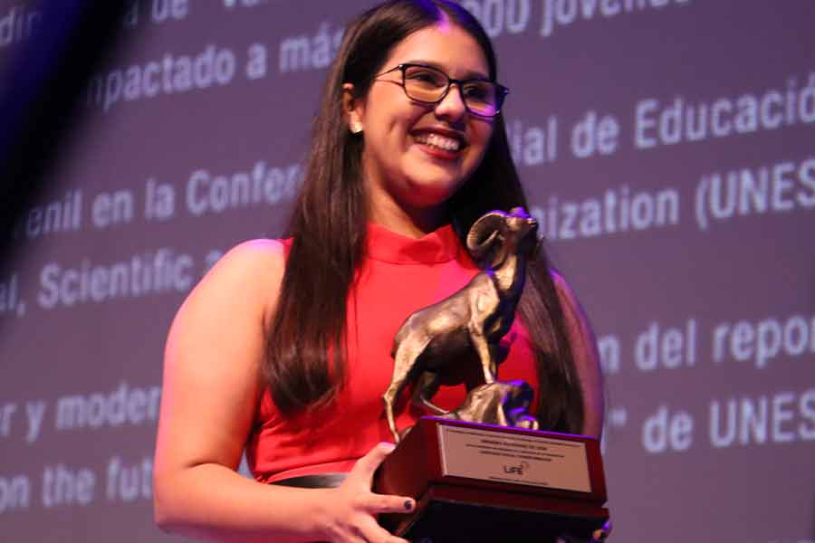 Eréndira con su Borrego de Oro de los Premios LiFE 2023.