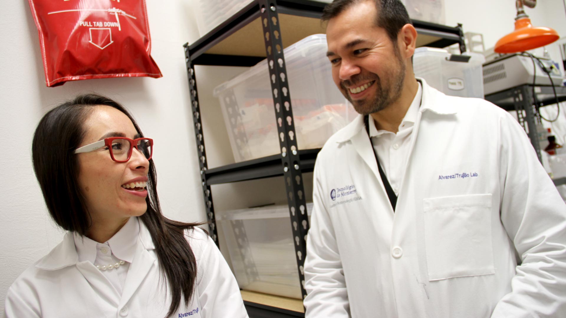 pareja de investigadores en laboratorio