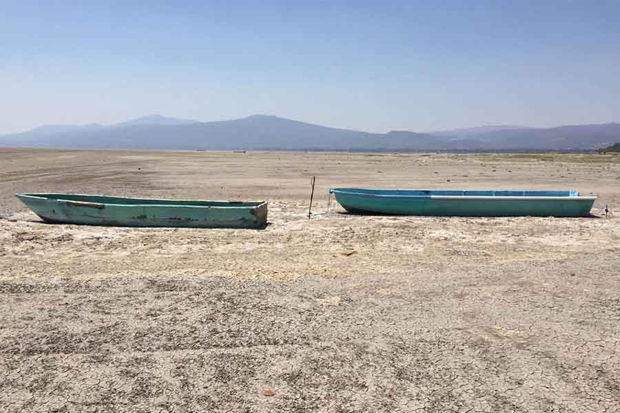 lanchas de pesca en parte seca del lago