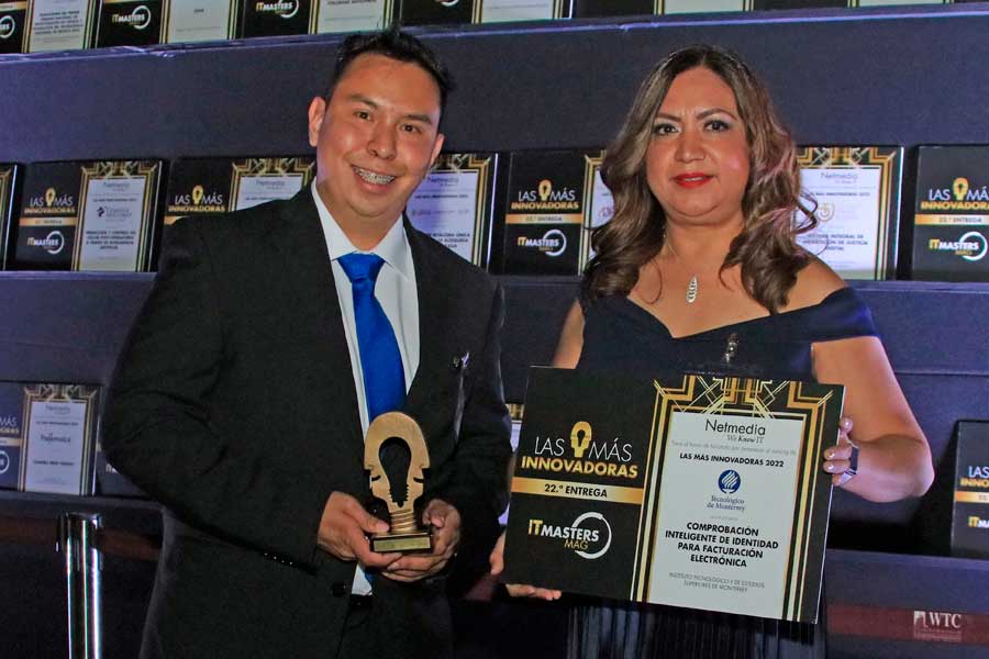 El premio fue recibido por Araceli Tovar, manager de Compensaciones de TECservices Nacional, y  Luis Fortanel, especialista de Analitica Avanzada y Ciencia de Datos del Tec.