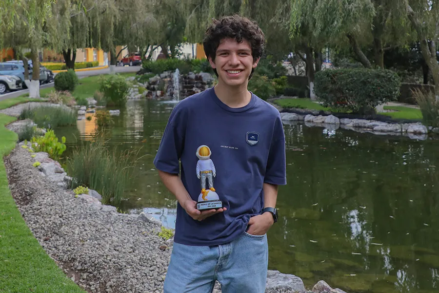 Leonardo con su reconocimiento del Premio Municipal de la juventud 2025.