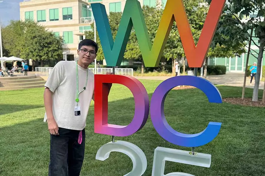 Leonardo González, estudiante del campus Monterrey, en WWDC 2025 de Apple.