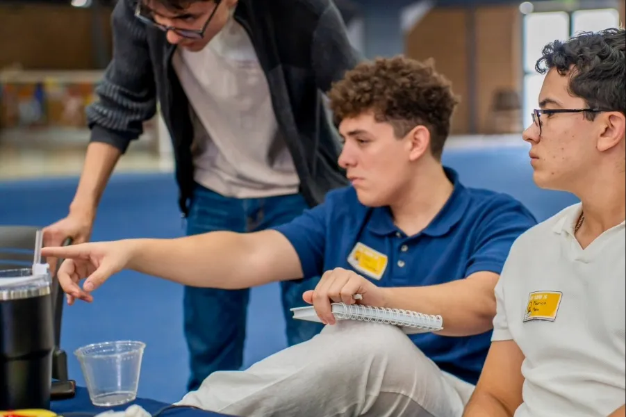 Leopoldo Esc&aacute;rcega (en medio) con otros j&oacute;venes investigadores.