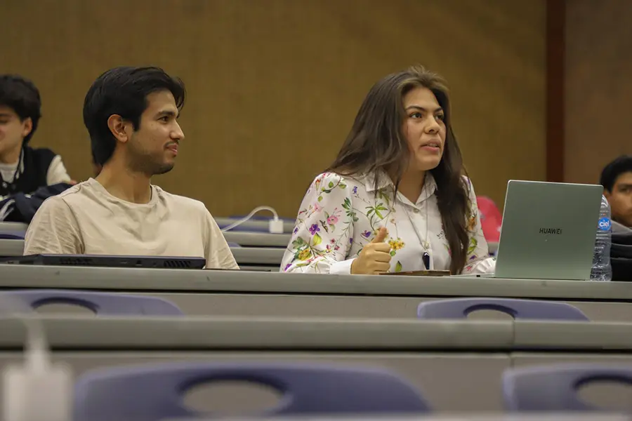 Estudiantes durante el diálogo abierto con la autora Nora de la Cruz.