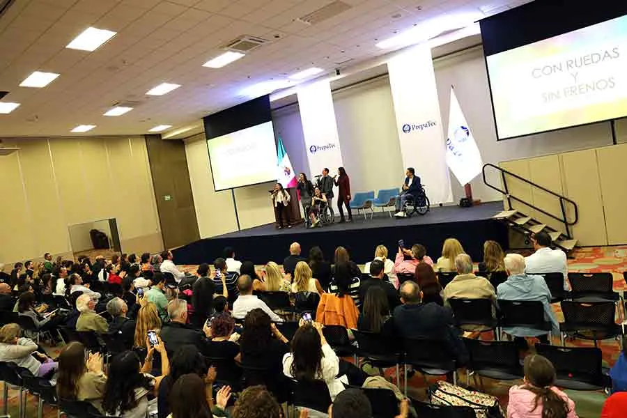 Libro superaci&oacute;n personal presentado por EXATEC en el Tec Guadalajara.