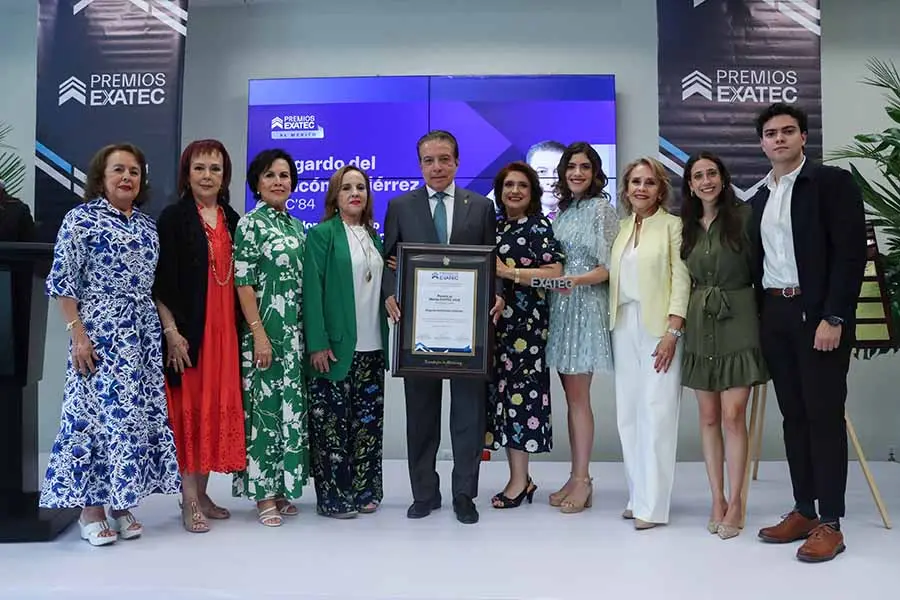 Edgardo del Rincón en compañía de su familia en la ceremonia de entrega del Premio al Mérito EXATEC