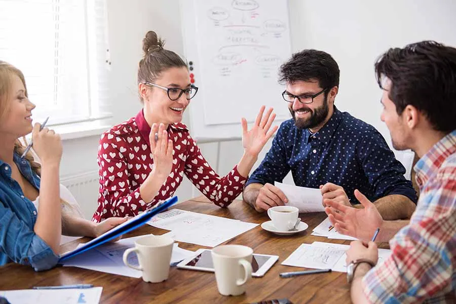Personas colaborando en la oficina