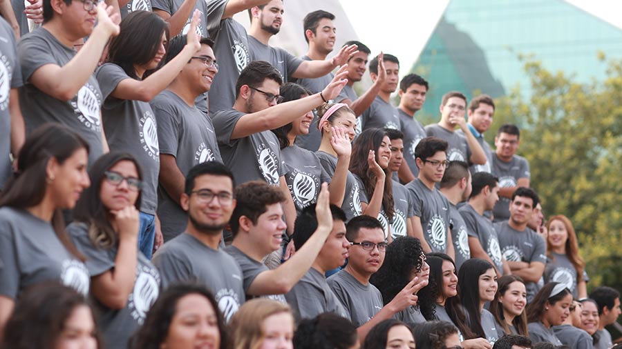 Grupo ed jovenes Líderes del Mañana en fotografía grupal