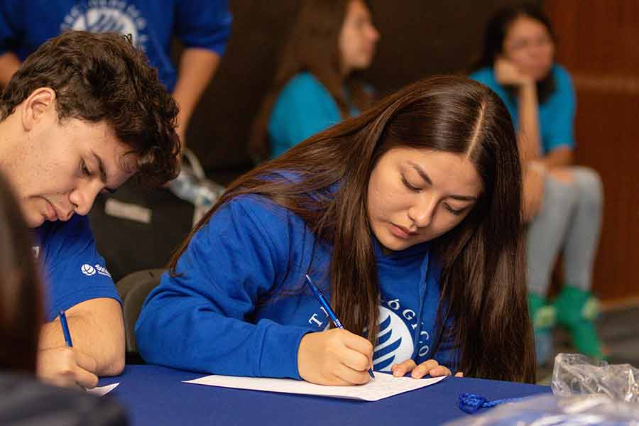 Jóvenes del programa Líderes del Mañana en su sesión de inducción al Tec de Monterrey