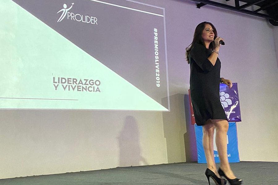 Lilia Domínguez ofreciendo una charla a los estudiantes