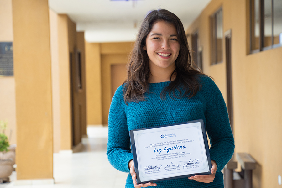 Liz con su reconocimiento de primer lugar en el concurso de oratoria