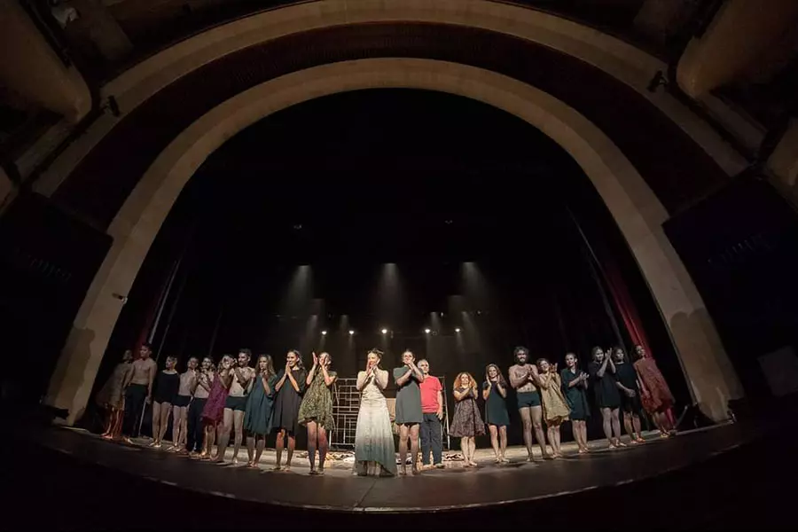 Llamada a escena de 'La Caída'.