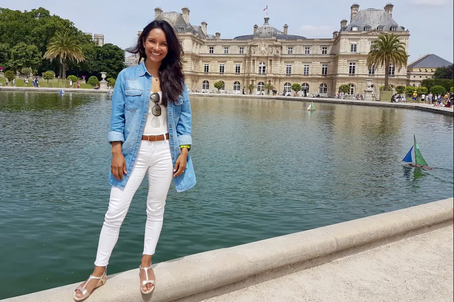 Lluvia Escalona en el Jard&iacute;n de Luxemburgo en Par&iacute;s. Francia.