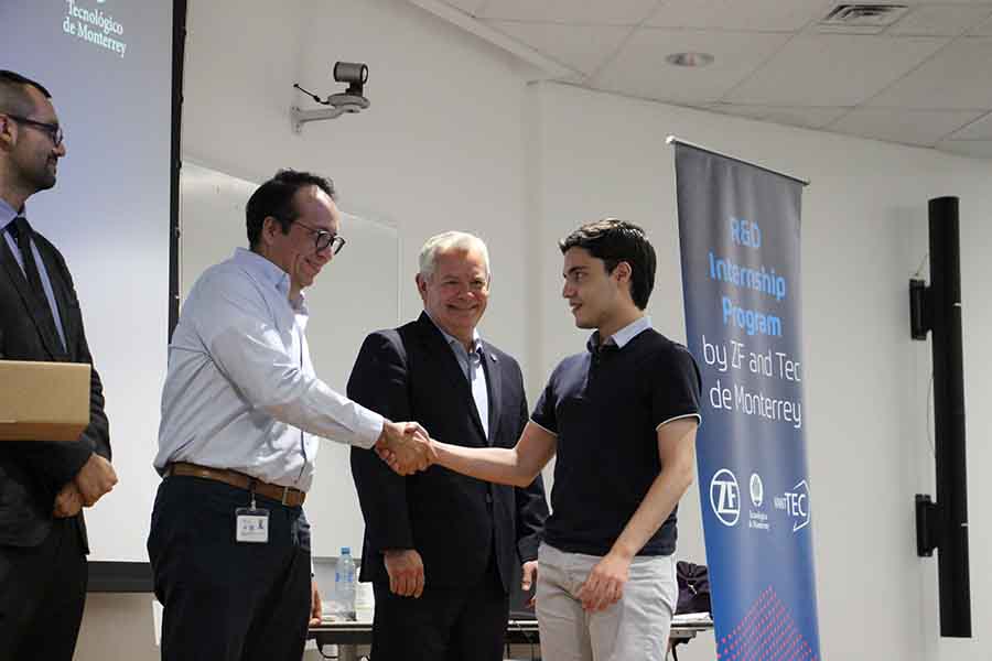 Directivos de ZF y el Tec reconocieron a los alumnos de VantTec que participan en el internship.