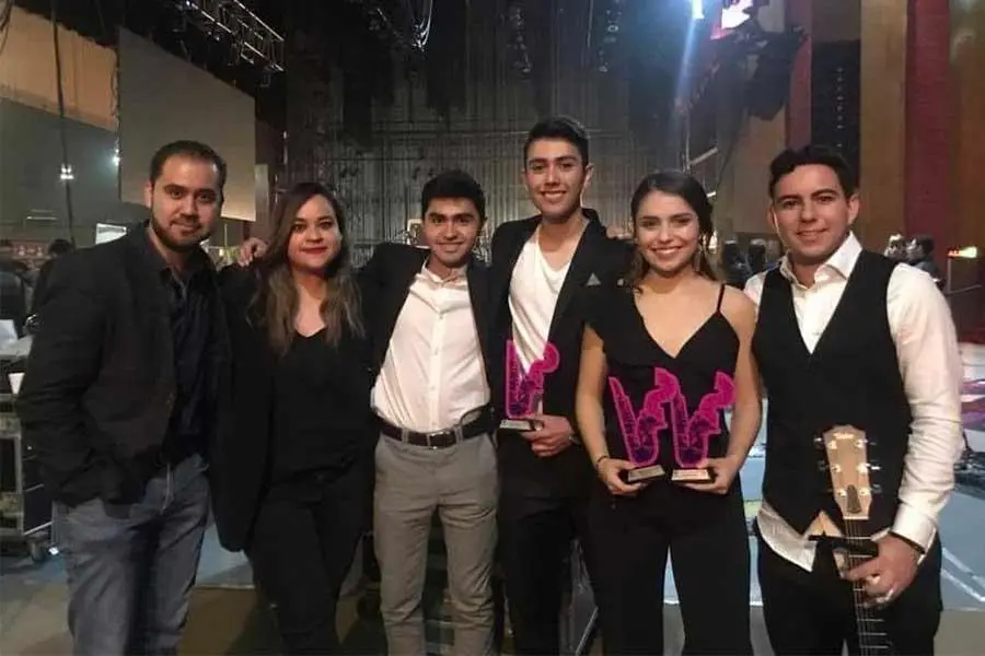 Estudiantes de Ciudad Juárez posan con sus trofeos del Festival de la Canción de VibrArt