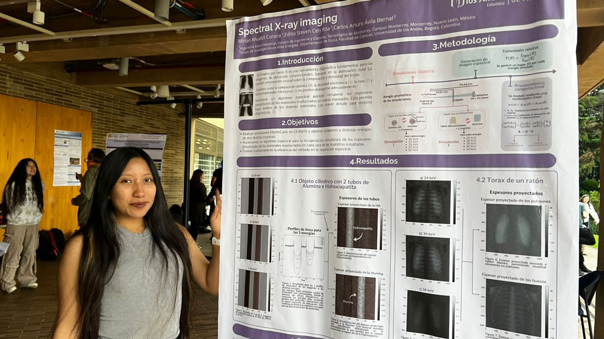 Mirian presentando el p&oacute;ster cient&iacute;fico del proyecto X-ray imaging en Universidad de los Andes