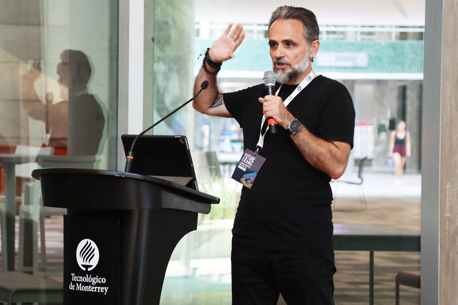 Luis Labrador durante su conferencia en la biblioteca del Tec, campus Monterrey