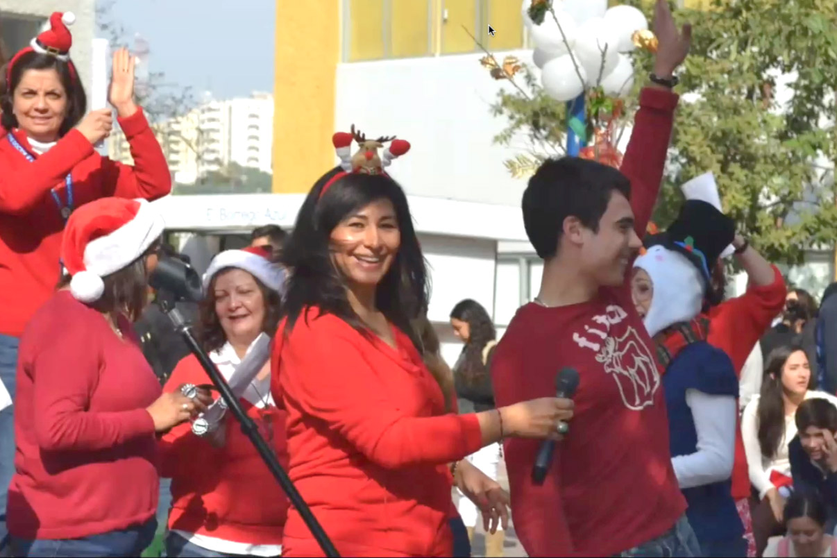 Maestra Irma Nydia participando en actividad en PrepaTec Eugenio Garza Lagüera