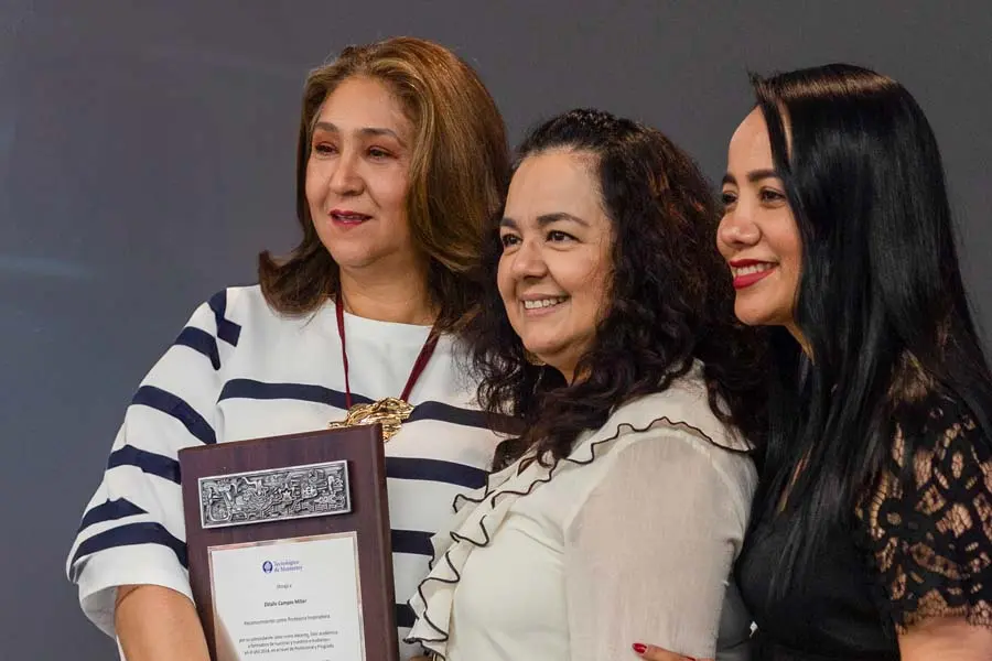 maestra recibe premio profesor inspirador