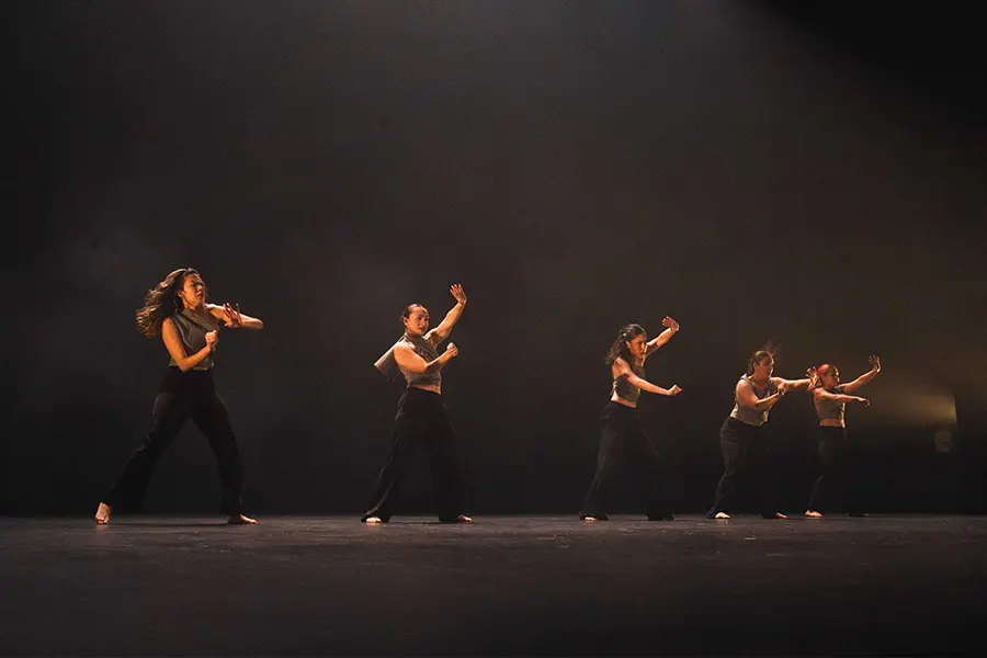 Cinco bailarinas en el escenario