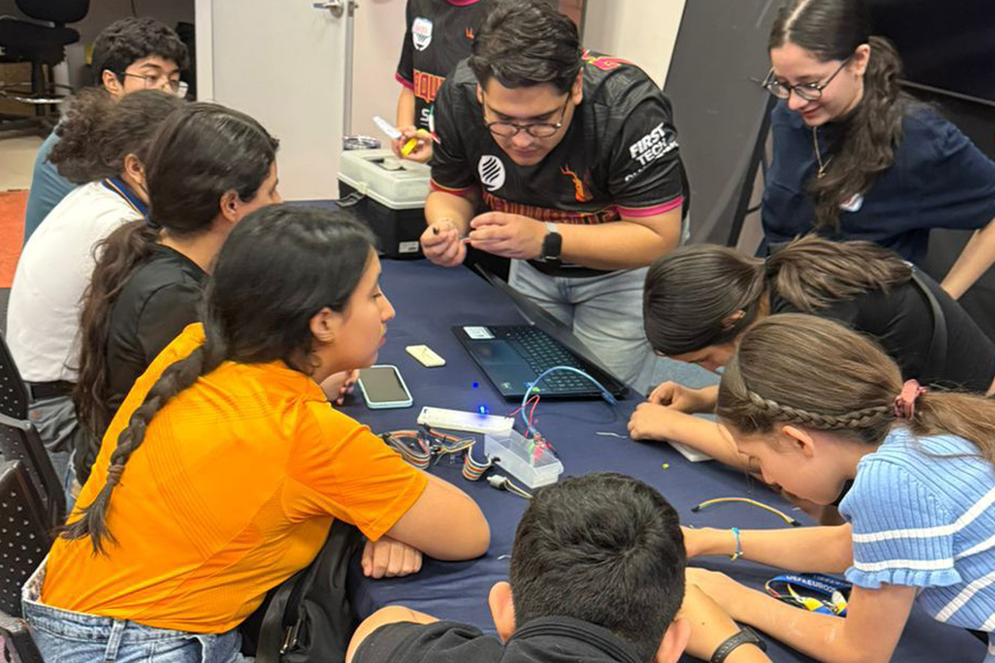 maestro de ciencias debuta con canci&oacute;n propia