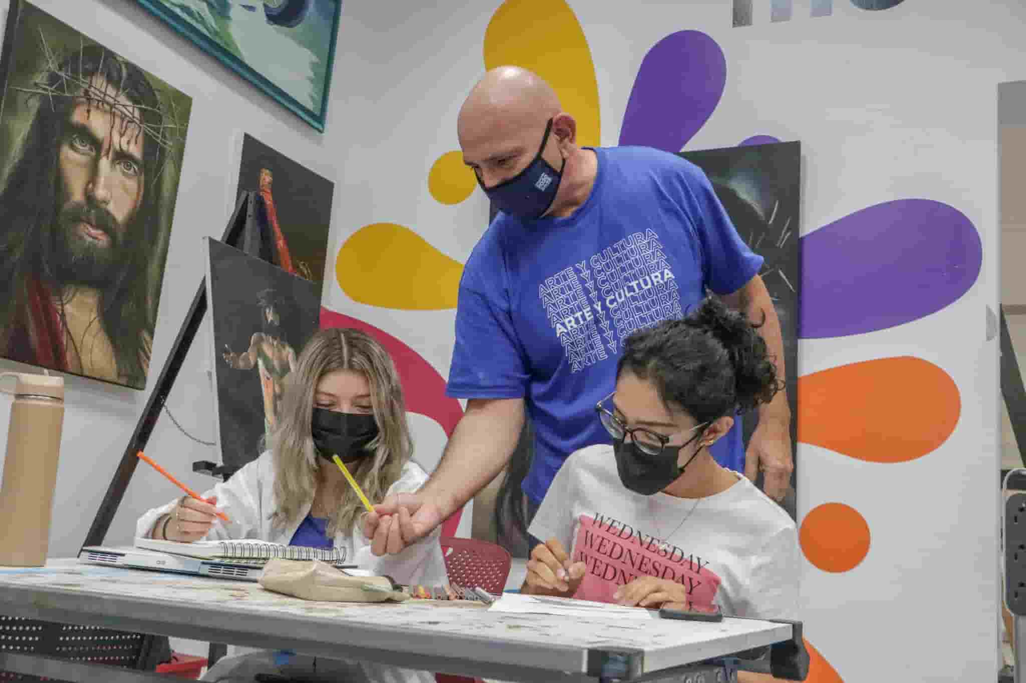 maestro-gonzalo-curiel-ensenando-pintura-a-alumnas