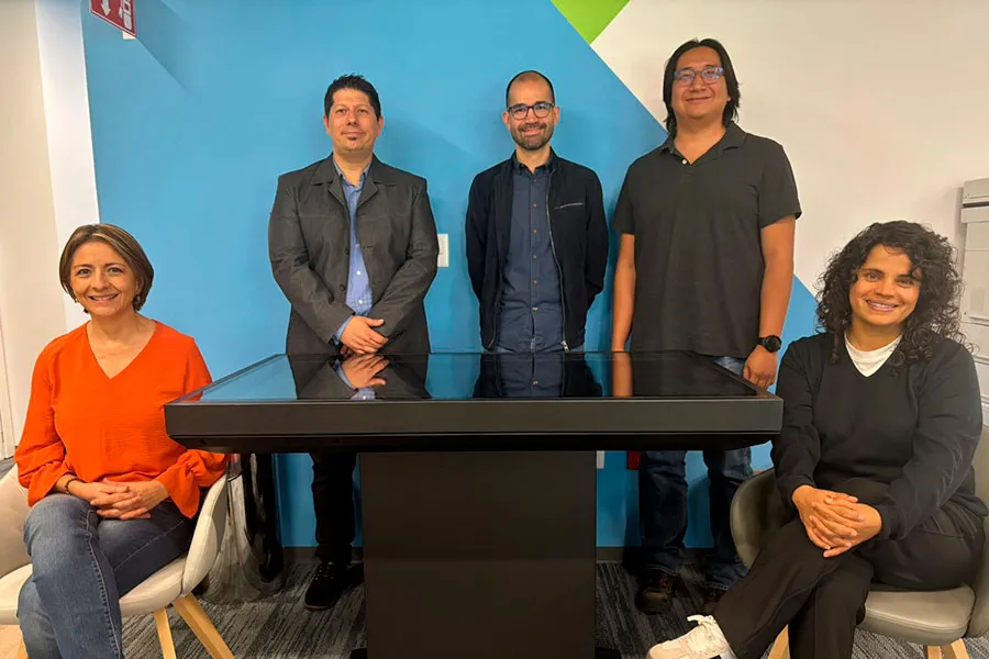 Profesores creadores del proyecto. Foto: Cortes&iacute;a 