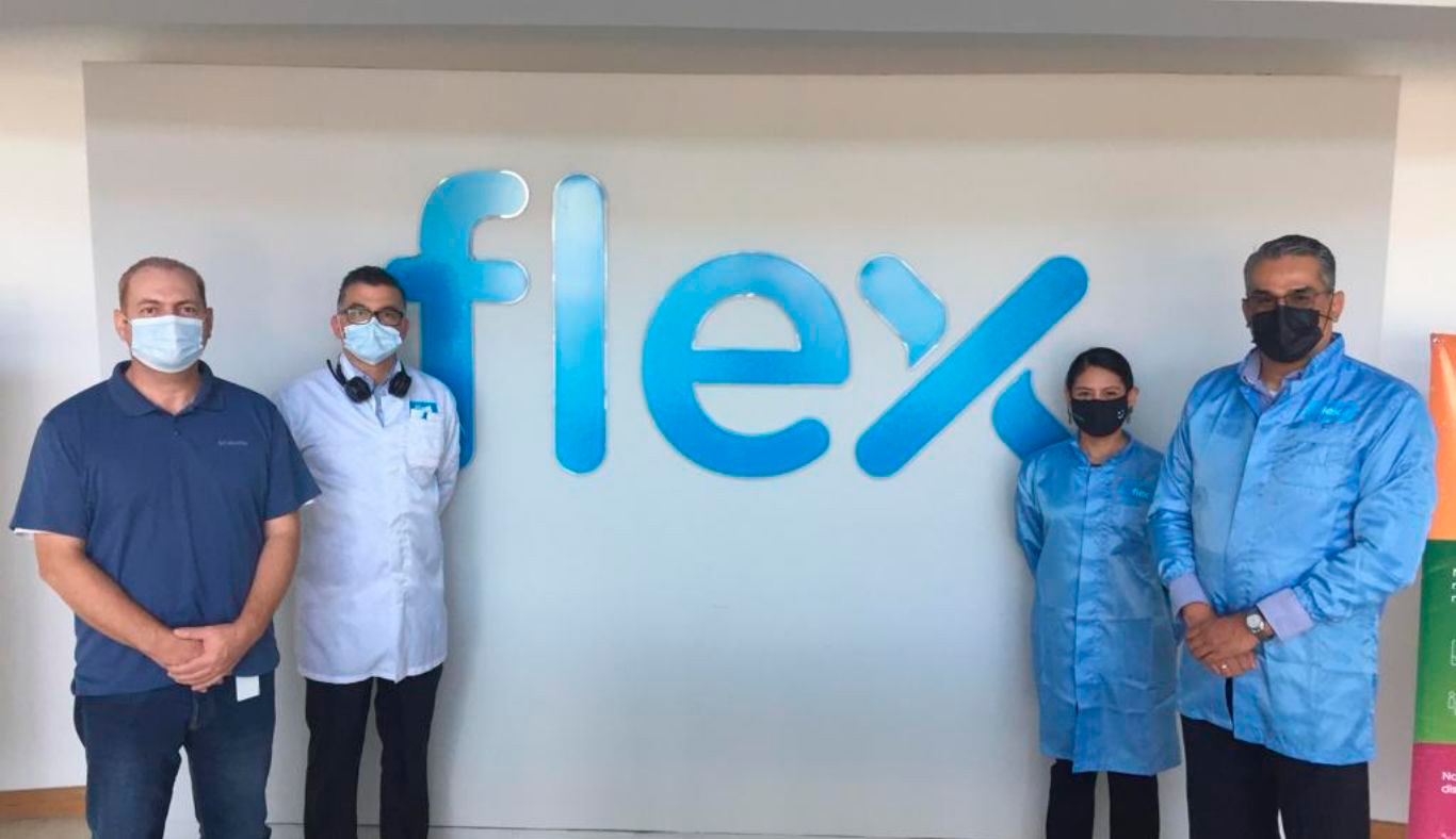 Maestros y Lideres de Flex en el recorrido dentro de las instalaciones.