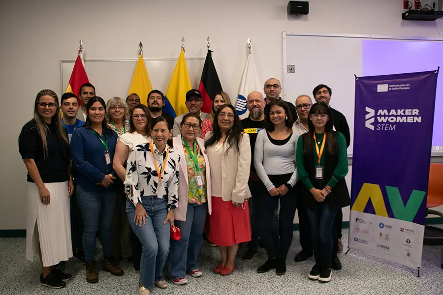 grupo de personas en frente de pared
