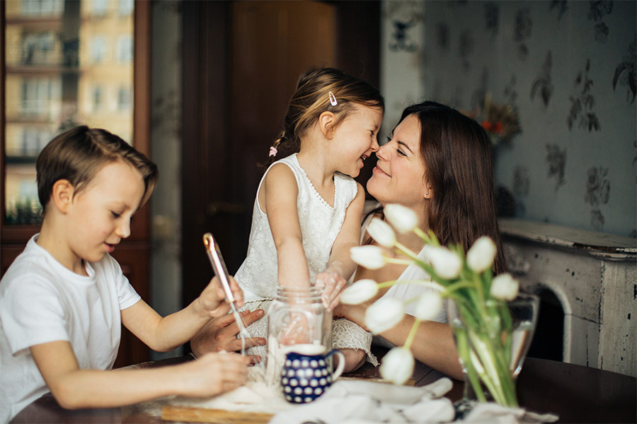 mama-hijos-cocinando