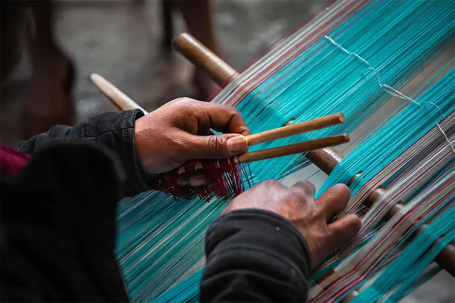 manos en el telar de cintura