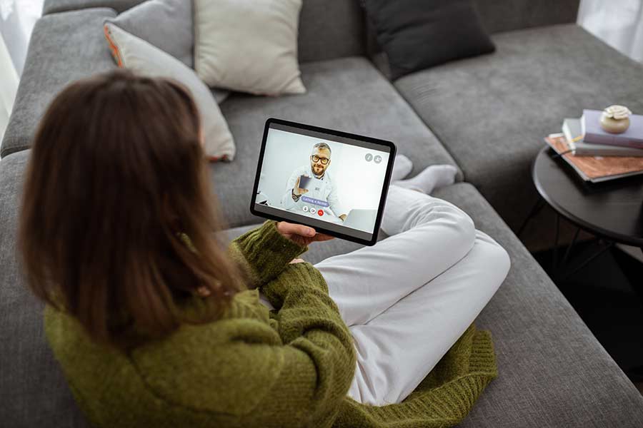 Chica tomando terapia virtual a través de su tablet