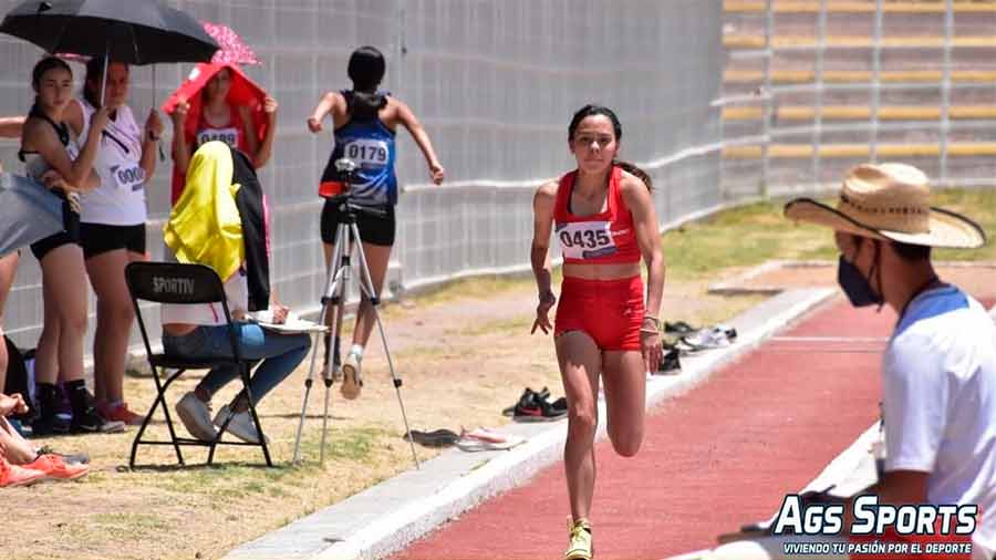 Marcela Almada egresada de PrepaTec Obregón en Salto Triple Nacional