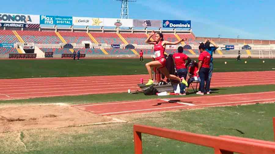 Marcela Almada EXATEC de PrepaTec Obregón en competencia de Salto Triple Nacional