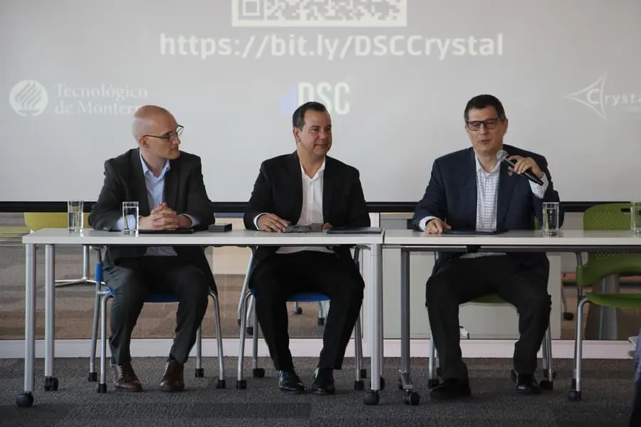 Marco Rossetti, David Aguilar, de Crystal System Group, y Hugo Garza, VP de proyectos estratégicos del Tec, firmaron el convenio de colaboración. 