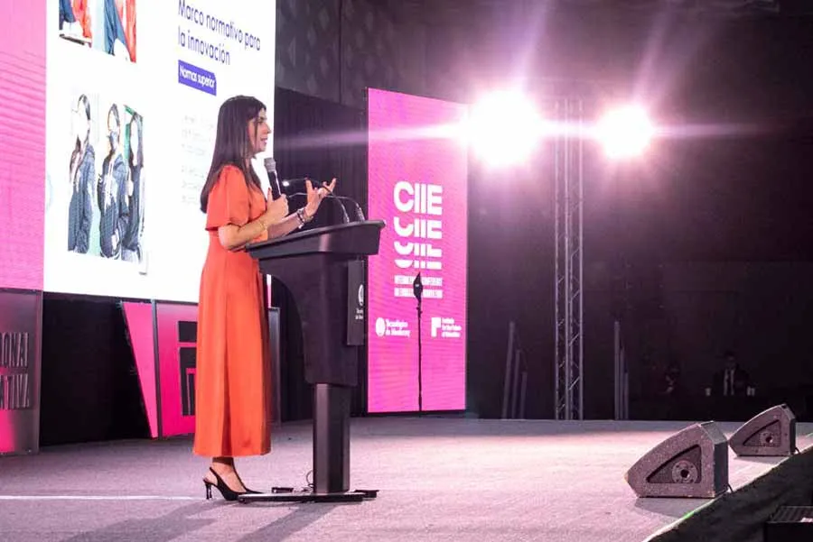 Mar&iacute;a Victoria Angulo