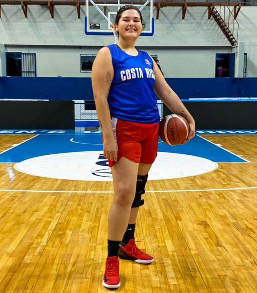 Maria Jose Coto en partido de básquetbol