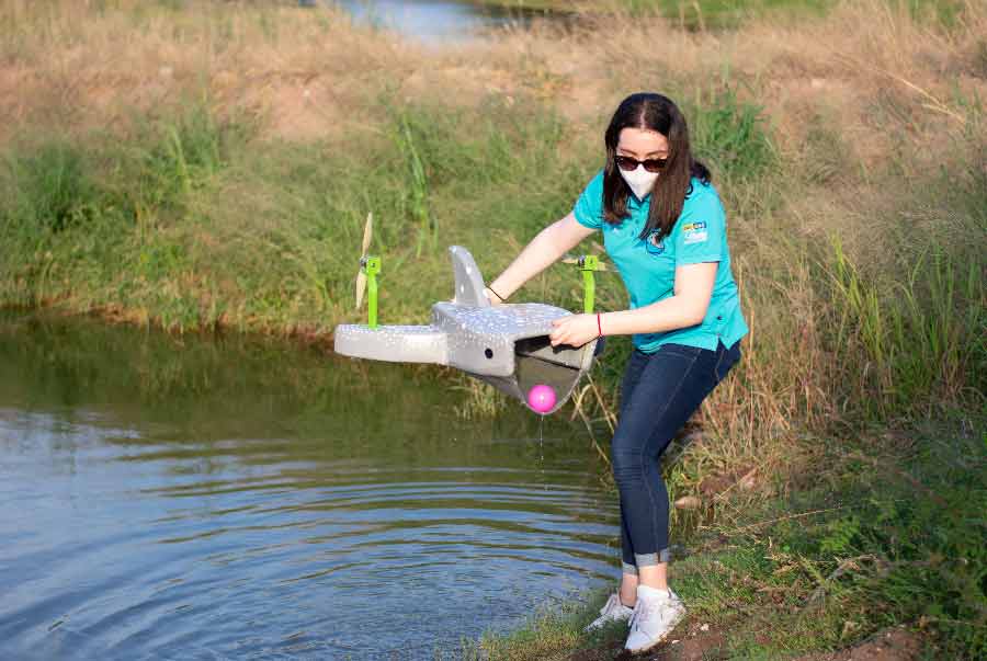 María José Hernández sosteniendo AKALI en un lago