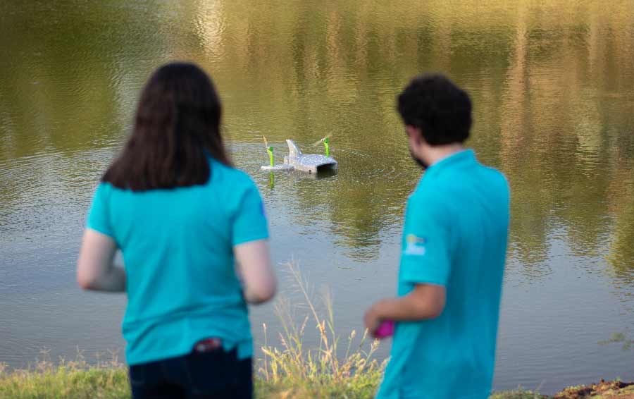 María José Hernández y Luis Alberto López manejando AKALI en un lago