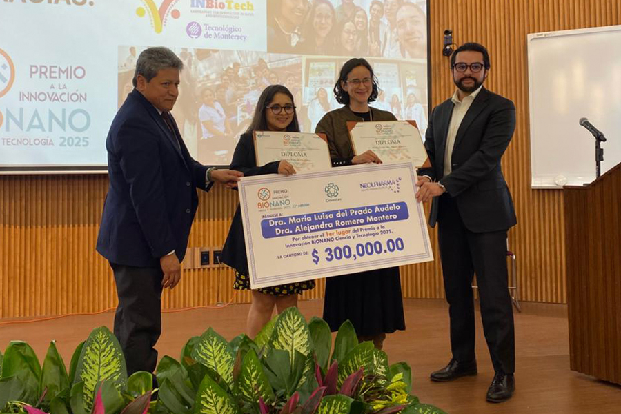 Mar&iacute;a Luisa del Prado recibiendo el reconocimiento de Premio a la Innovaci&oacute;n.