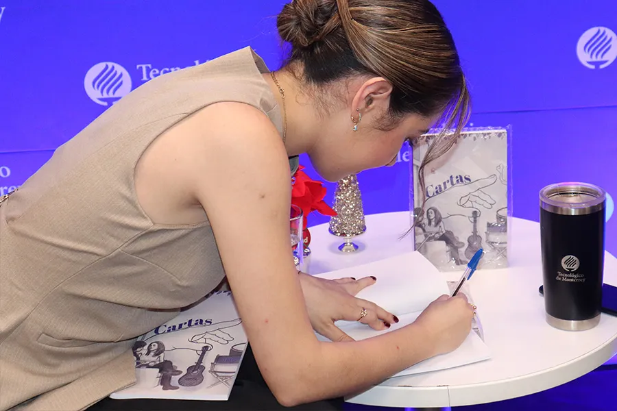 mariajulia-valenzuela-presentaci&oacute;n-libro-poemario-prepatec-ciudad-obregon