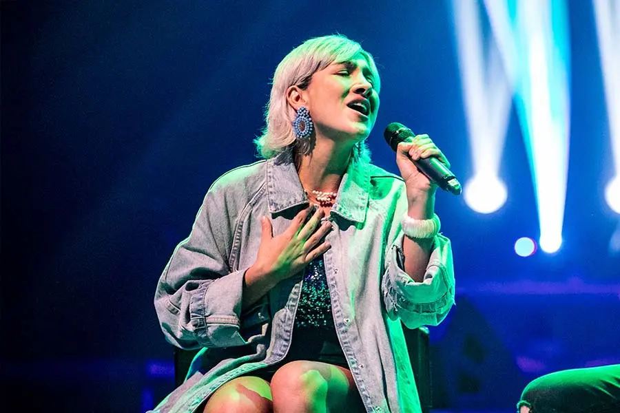 Mariana canta en VibrArt
