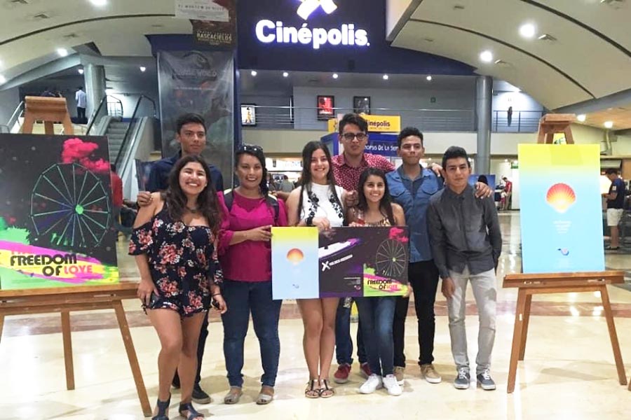 Mariana (primera a la izquierda) junto a sus estudiantes en Cinépolis, en la clausura de su proyecto "Nosotros contamos historias", donde los jóvenes proyectaron sus cortometrajes gracias al apoyo de Fundación Cinépolis.