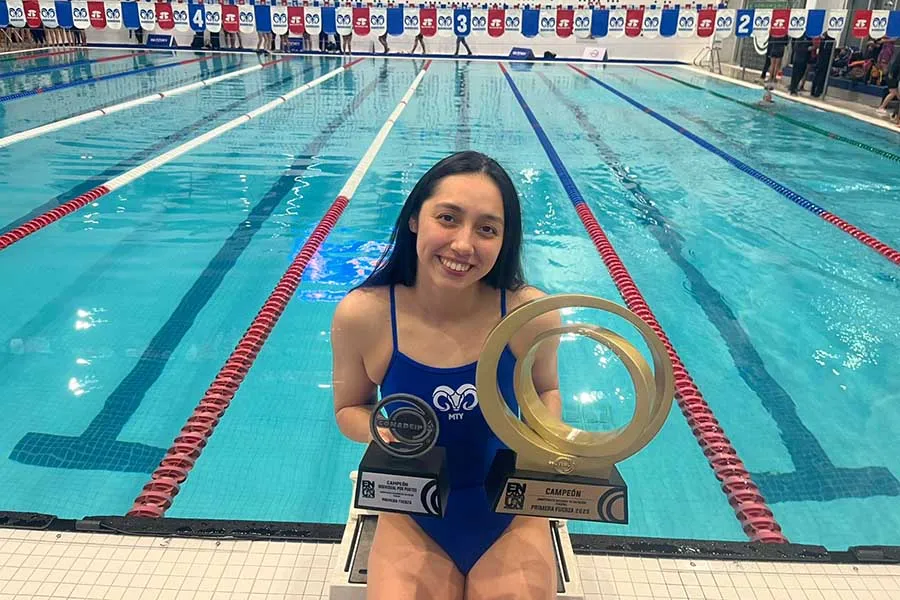 Mariana Ortega, nadadora de Borregos Monterrey, con trofeos nacionales.