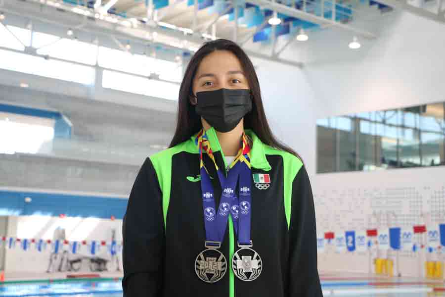 Mariana Ortega portando sus dos medallas de plata.