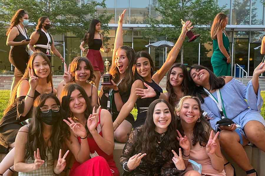 Mariel Soto alumna de PrepaTec Santa Catarina y sus compañeras del programa de verano LDZ en Colorado