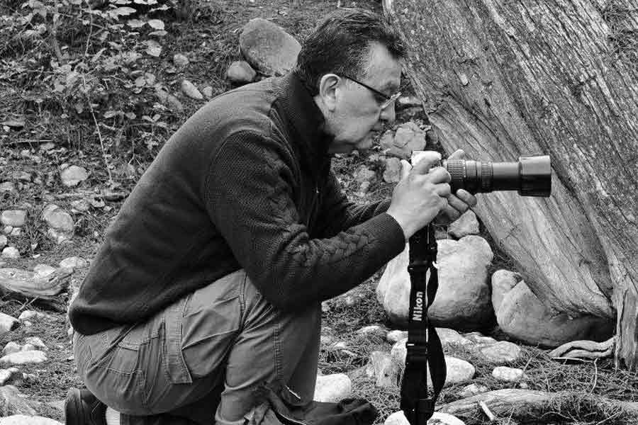 Mario Manzano tomando fotografías.