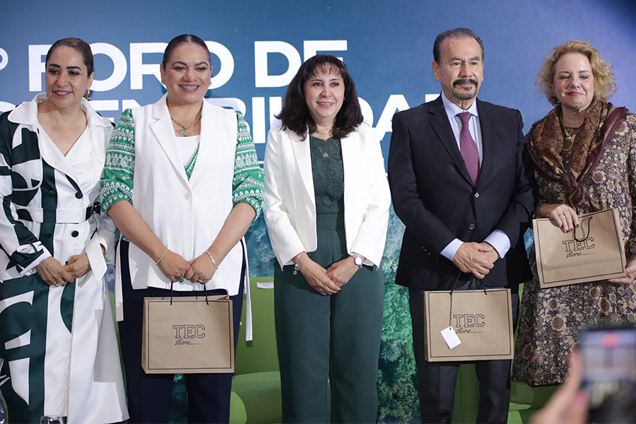 De izquierda a derecha: Marisol Ugalde, directora de la Escuela de Arquitectura, Arte y Dise&ntilde;o del Tec en Estado de M&eacute;xico; Alhely Rubio, secretaria de Medio Ambiente y Desarrollo Sostenible del Estado de M&eacute;xico; Ver&oacute;nica Pedrero, directora general del Tec campus Estado de M&eacute;xico; Pedro Rodriguez, presidente municipal de Atizap&aacute;n de Zaragoza; y Mariana Amatullo, decana nacional de la Escuela de Arquitectura, Arte y Dise&ntilde;o.