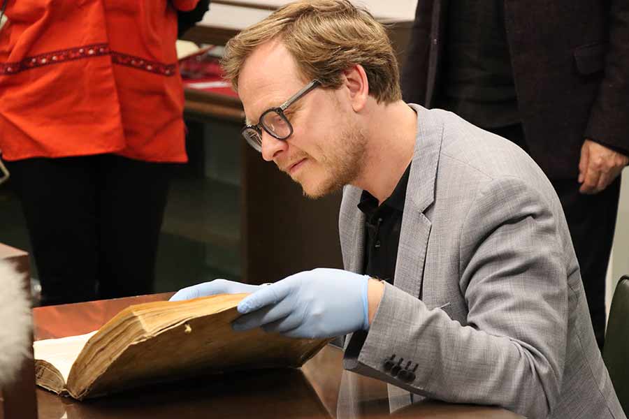 Markus Gabriel conoce la Biblioteca Cervantina del campus Monterrey